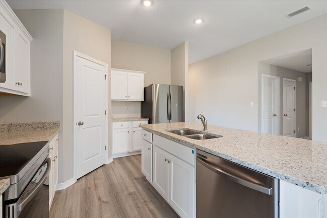 Building Photo - 4 Bedroom Beauty in Foley