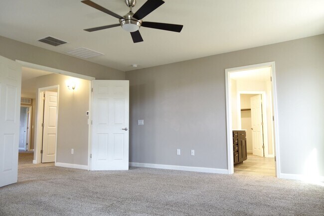 Building Photo - (Vail) Spacious 5 bedroom 3 bath house!