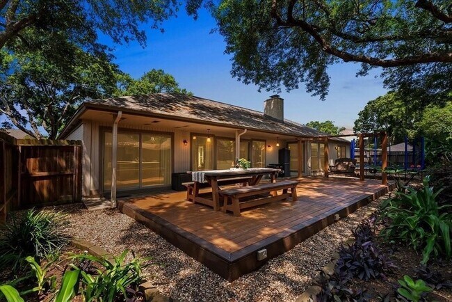 Building Photo - 1626 Lake Bluff Dr