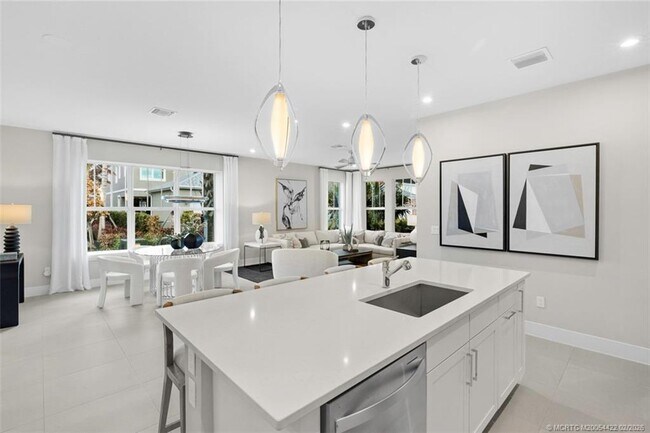 Building Photo - 823 SW Pr Ave