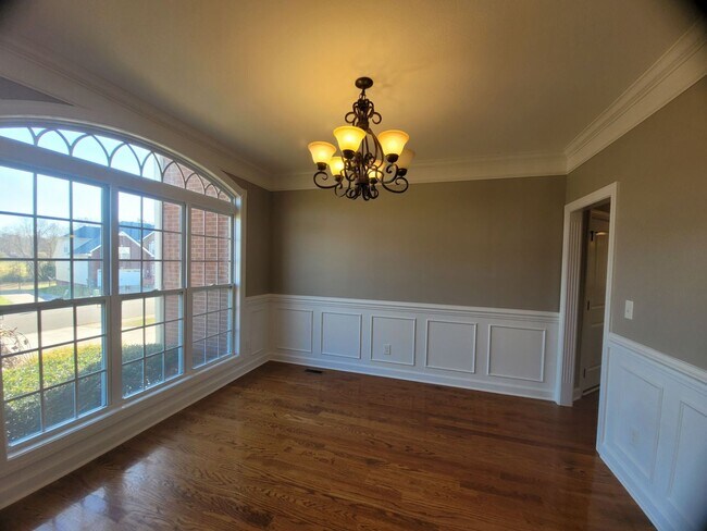 Building Photo - - Majestic 3 Bedroom 2.5 Bath + Bonus Room...
