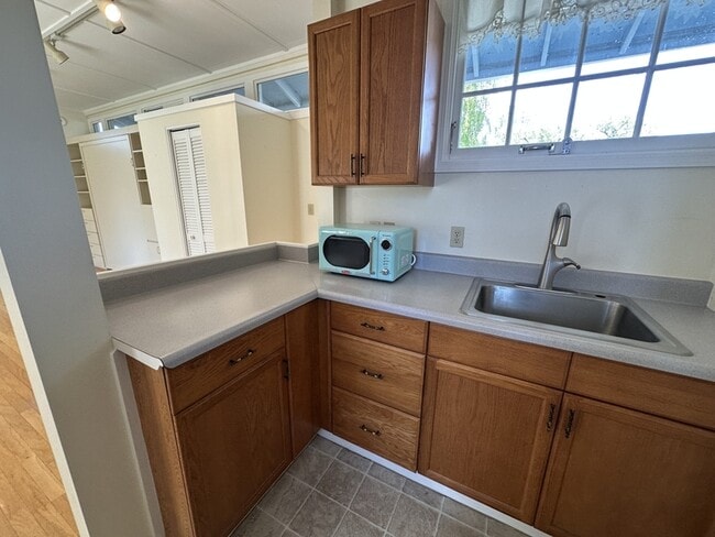 Building Photo - 795 E College St