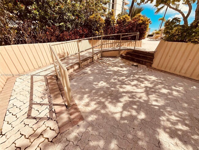Building Photo - 1121 Crandon Blvd