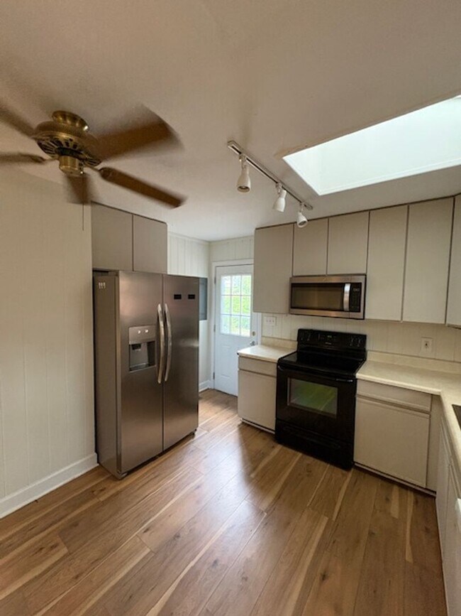 Building Photo - Spacious 4 Bed 2.5 bath Home Close to Fort...