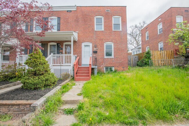 Building Photo - Lovely 2 BR/1 BA EOG Townhome in Brooklyn ...
