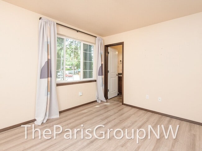 Building Photo - Super 2012 Shoreline Home – Upgrades, Wood Flrs, 3car Grg+++