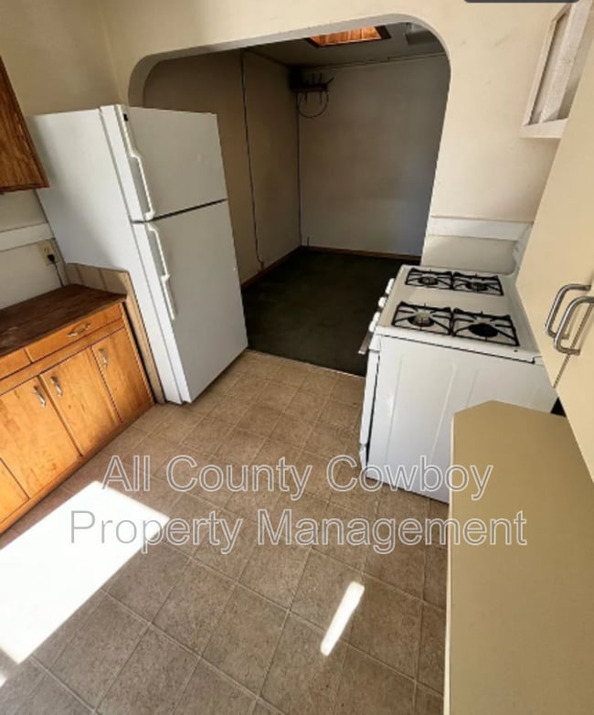 Building Photo - 513 E Custer St