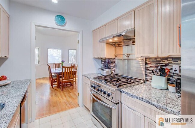 Building Photo - 388 Sayre Dr