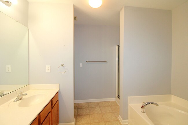 Building Photo - Move-in Ready Townhome!!