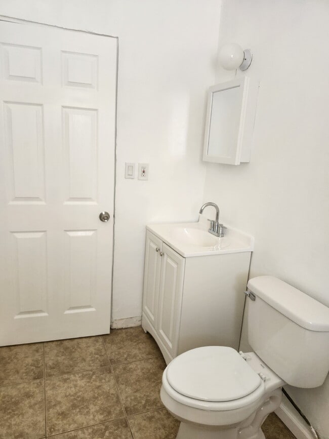 Building Photo - 1 bedroom 1 bath available in Dos Palos, CA.