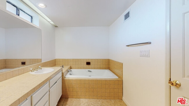Building Photo - 144 N Hamilton Dr
