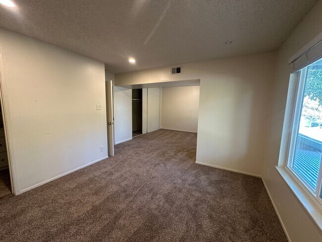 Building Photo - Updated 3 Bedroom Townhome in North Tahoe Park