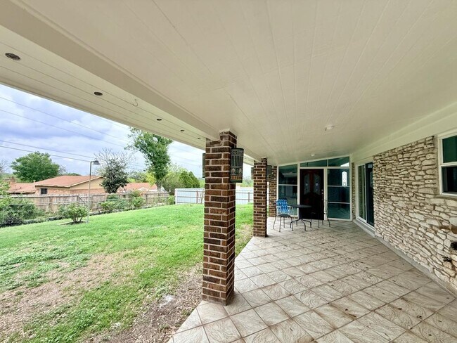 Building Photo - 3807 Longridge Dr