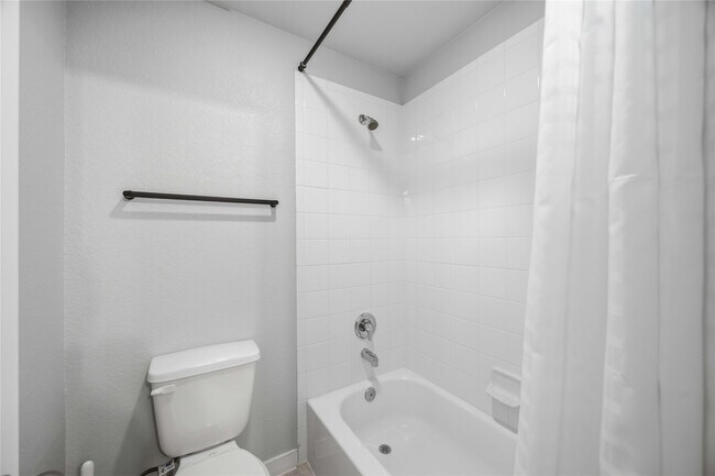 Building Photo - 16427 Apache Wds Wy