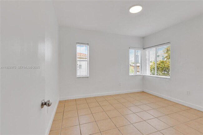 Building Photo - 505 SW 11th St