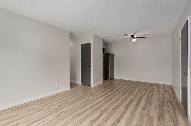 Building Photo - 1221 S Park Ave