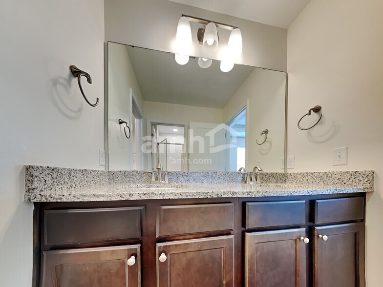 Building Photo - 223 S Live Oak Dr
