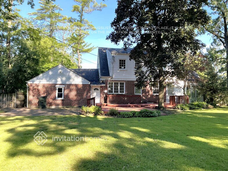 Building Photo - 4N464 Briar Ln