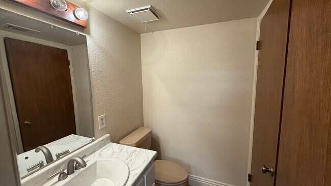 Building Photo - 2-Bedroom, 2-bathroom Condo in the Heart of Fresno