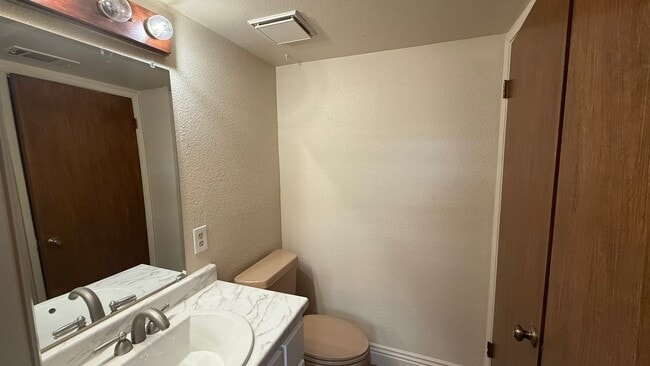 Building Photo - Must See! Beautiful 2-Bedroom Condo in the Heart of Fresno