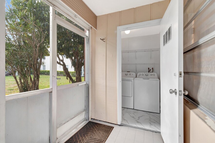 Building Photo - 481 Burgundy P