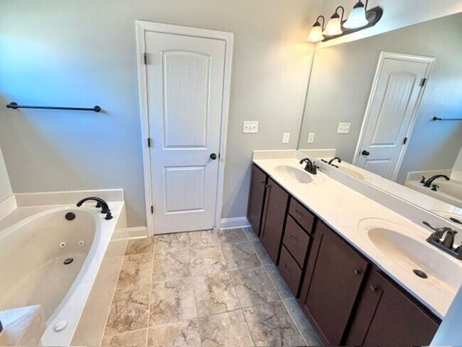 Building Photo - 4 Bedroom 2 Bath Home In Southaven and Zoned For Highly Rated Schools