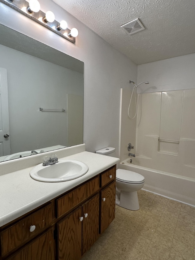 Building Photo - Duplex in Flowery Branch Available Immediately