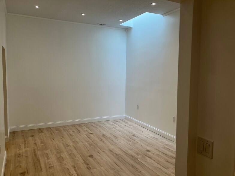 Building Photo - 513 1/2 S Main St