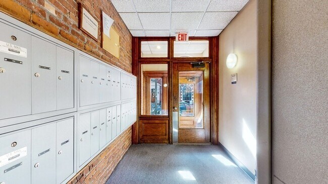 Building Photo - 84 Gainsborough St