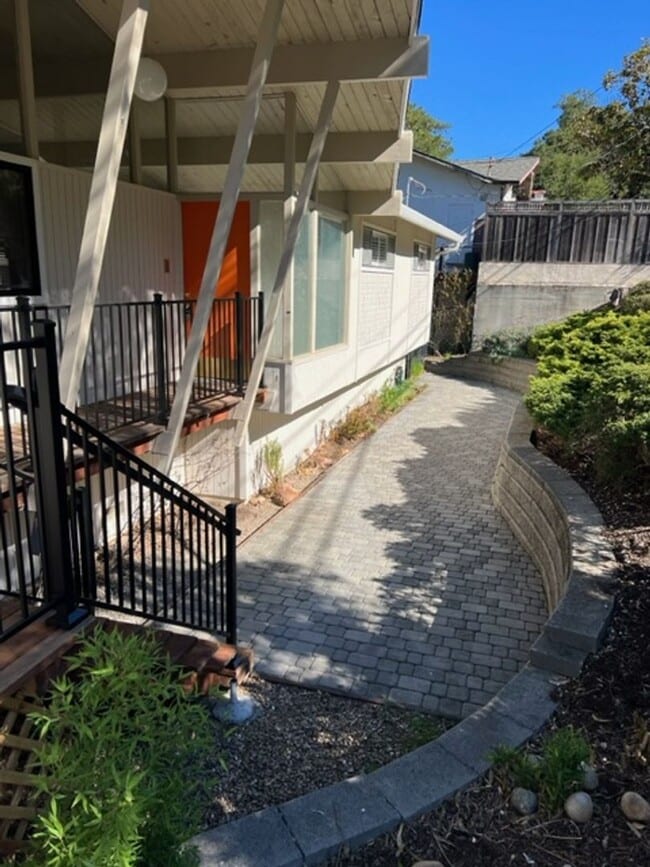 Building Photo - Spacious 4 Bedroom Home in San Mateo Hills...