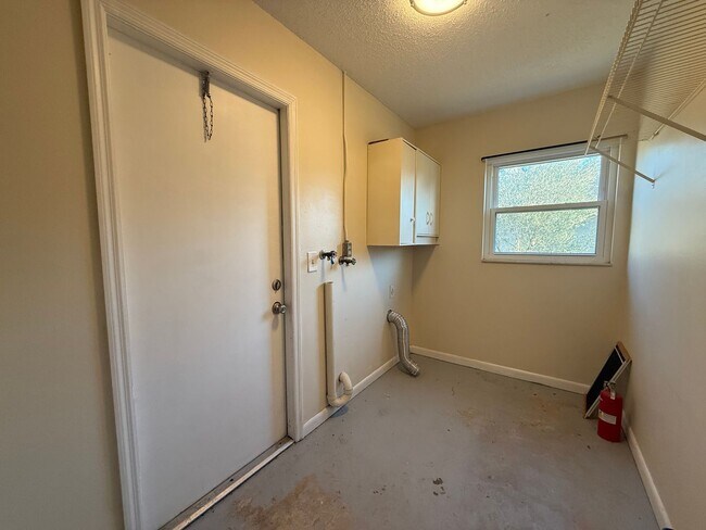 Building Photo - Beautifully updated 4-bedroom, 2-bathroom pool home