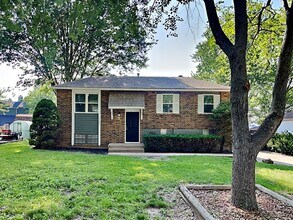 Building Photo - Charming 3-Bed, 2-Bath Home in Blue Springs with Garage