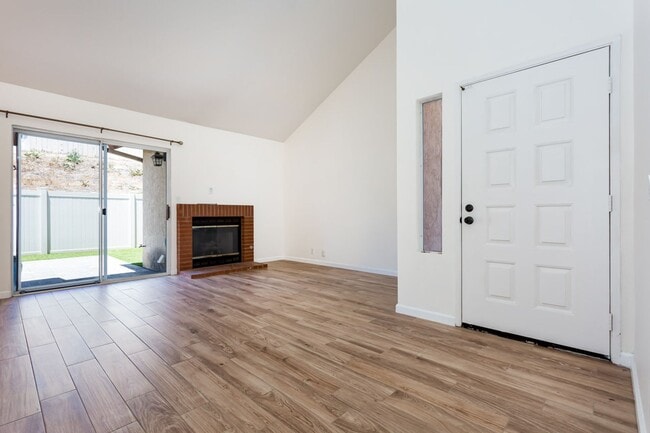 Building Photo - Charming Remodeled Townhome!