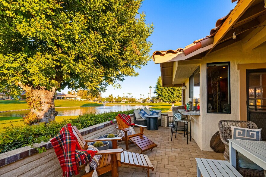 LARGE PATIO WITH DINNING AREA, FIRE PIT & VIEWS!! - 334 S Sierra Madre