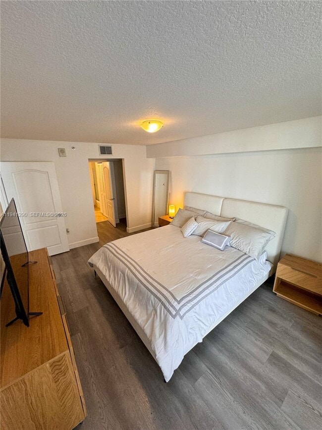 Building Photo - 1200 Brickell Bay Dr