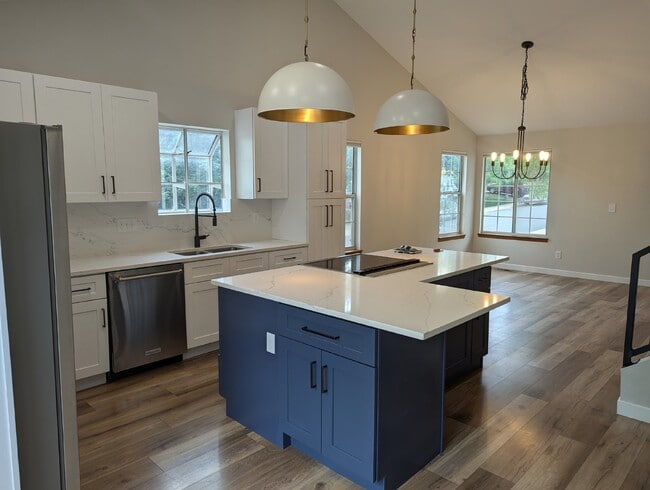 Building Photo - Fully Updated Littleton Home with Mountain...