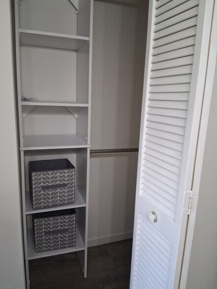 Building Photo - 927 Capri Isles Blvd