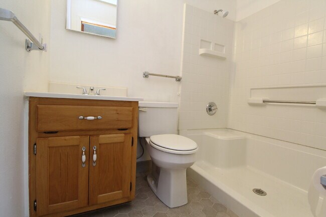 Building Photo - 3/2 with Updated Kitchen & Solar – Minutes...