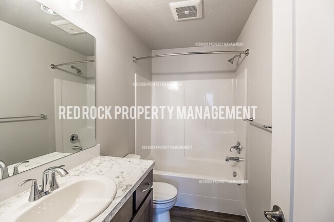 Building Photo - 303 Woodlawn Ln