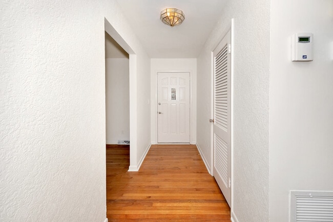 Building Photo - 2105 Shannonhouse Rd SW