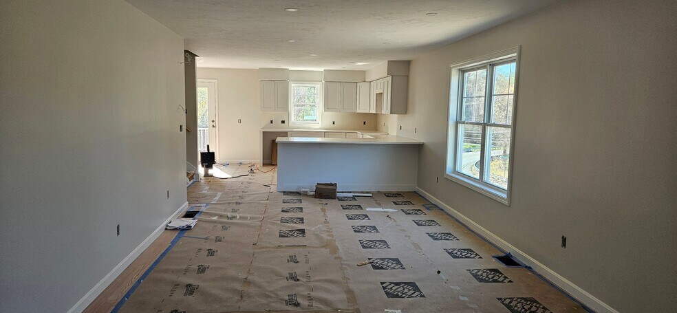 Building Photo - 719 Putnam Pike