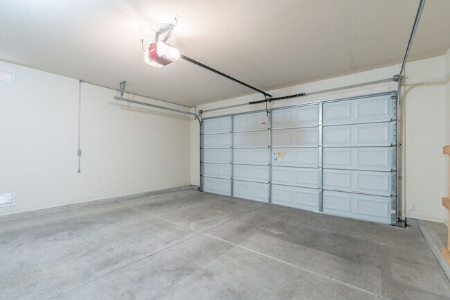 Building Photo - Pending/ Rented - Bright, Spacious Riversi...