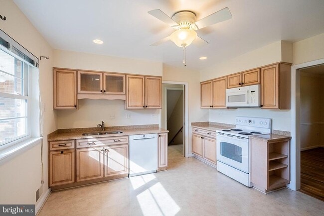 Building Photo - 6608 Fairlawn Dr