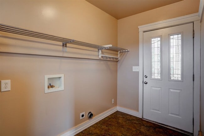 Building Photo - Home and Office potential!