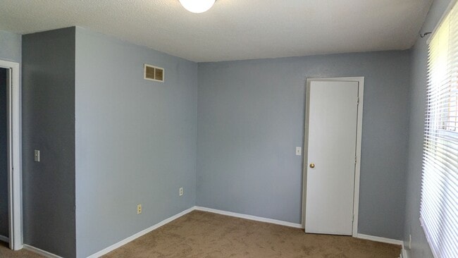 Building Photo - Lovely 2-Bedroom Townhouse in Central Toledo