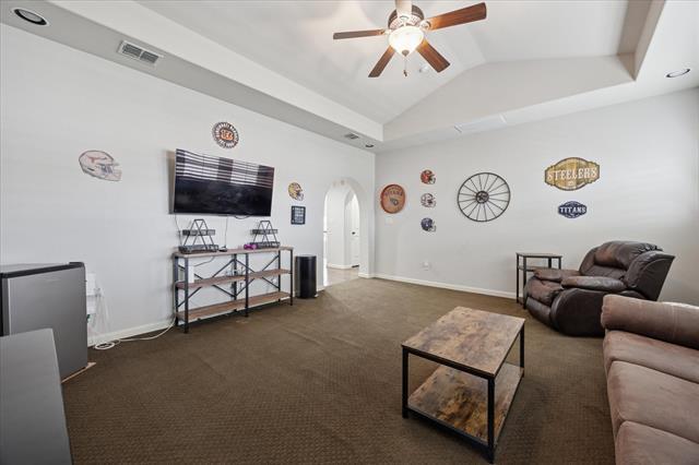 Building Photo - 580 Butchart Dr