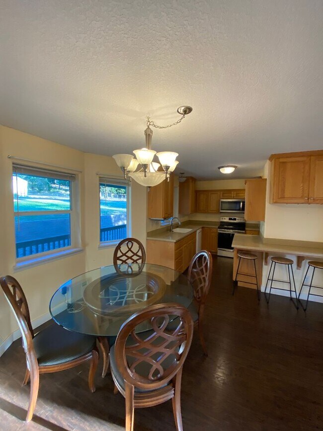 Building Photo - Custom Home With Shop!