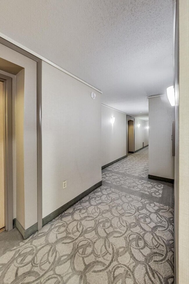 Building Photo - 2-bedroom, 1-bath condo in the sought-afte...