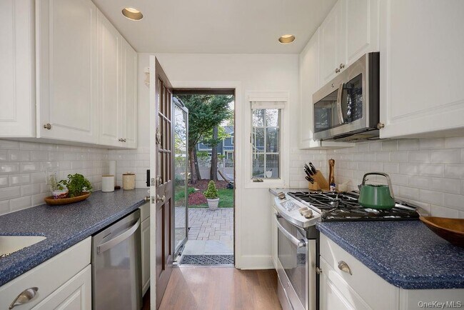 Building Photo - 4 Glenwolde Park