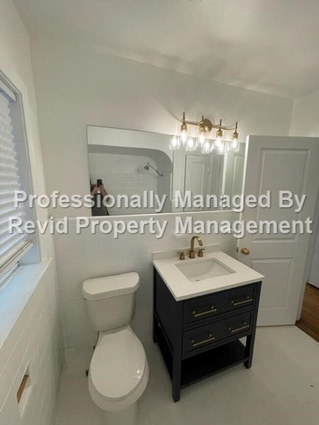 Building Photo - Beautiful 2 Bed 1 Bath near U of M!
